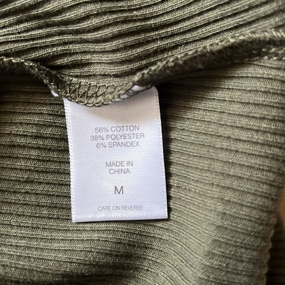 NEW YORK AND COMPANY Cut-Out Mock Neck Sports Tee long sleeve Size Medium - Picture 4 of 4